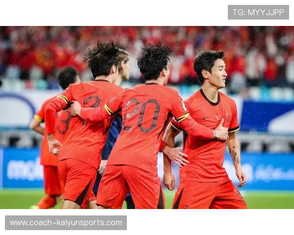 足球凌云球星闪耀赛场展现卓越才华与无畏精神助力球队荣誉之路